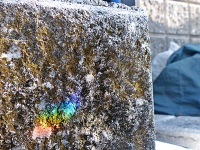 岩の上の虹色, the rainbow color using a prism