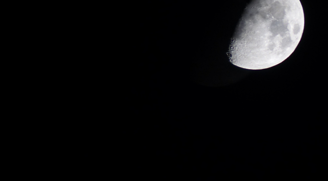 白い月と赤い火星, a white Moon and a red Mars
