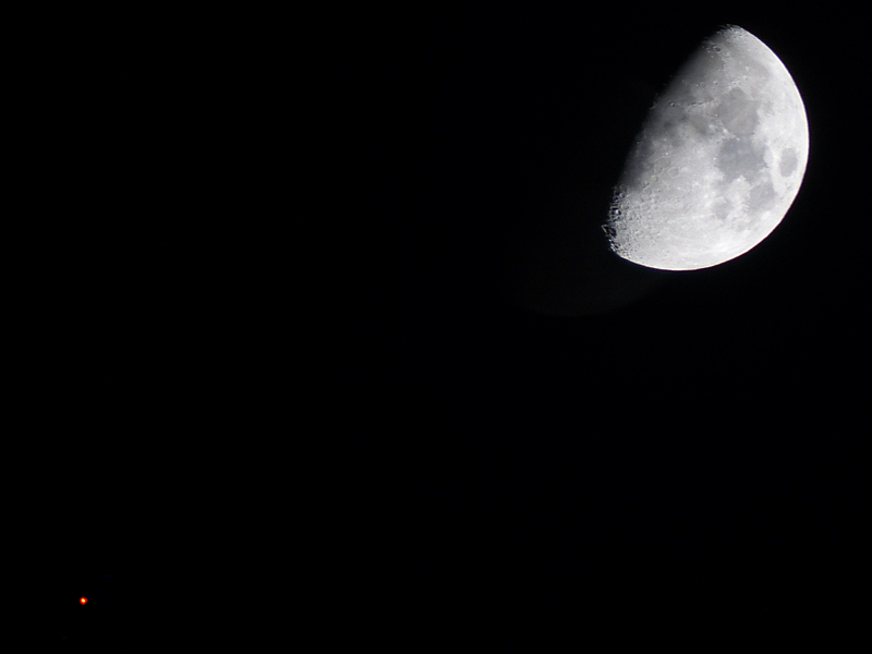 白い月と赤い火星, a white Moon and a red Mars