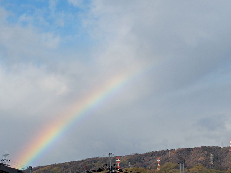 山から山へ向かう虹, a rainbow