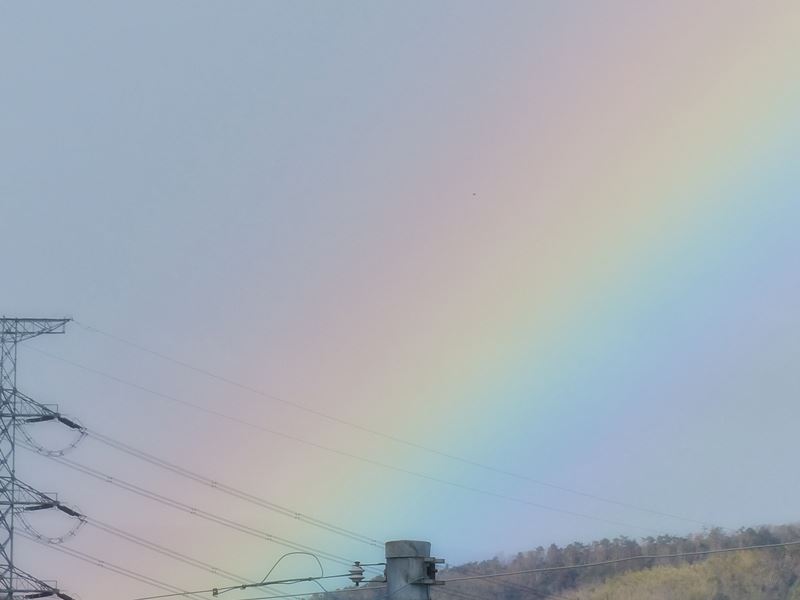 山から山へ向かう虹, a rainbow