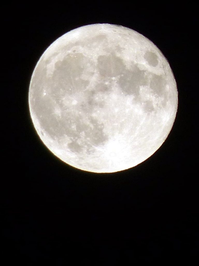 一年で1番大きくてひと月に2回目の満月，スーパーブルームーン, super blue moon