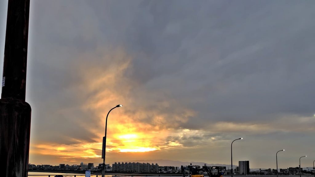 どんより曇の中の夕日, cloudy sunset