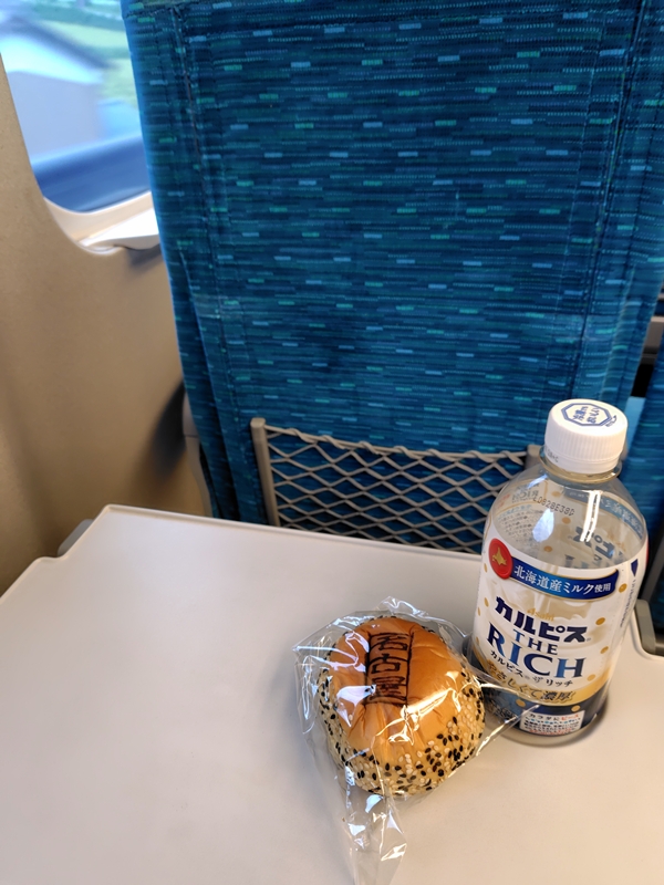 名古屋印のあんぱんを新幹線の中で, Nagoya ampan in Shinkansen